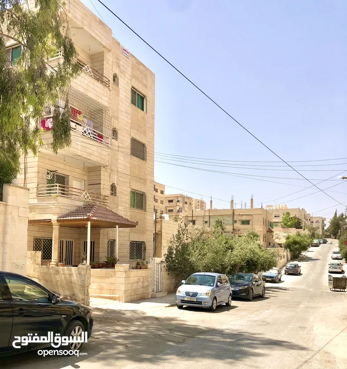 شقة للبيع في موقع مميز في الزرقاء الجديده - محاطه بفلل من جهتين