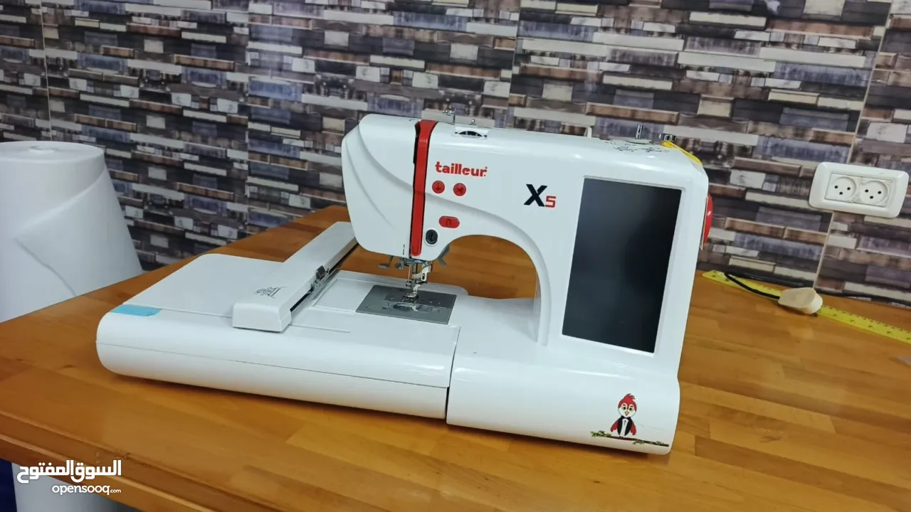 ماكينة تطريز وخياطة