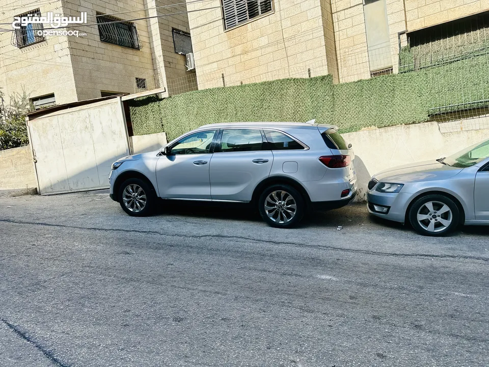 كيا سورينتوا الغنيه عن التعريف  سياره مميزه مش ناقصها اشي