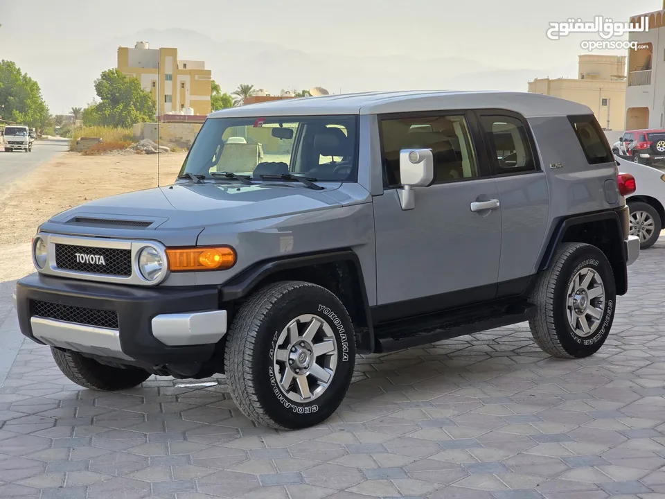 Toyota  FJ V6 GXR GCC 2017 price 86,000 Aed