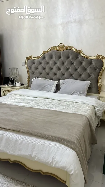 سرير لشخصين مع كومدينه وغرفة ملابس كامله مع تسريحه