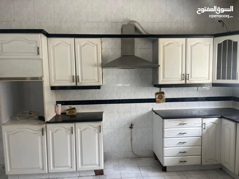 مطبخ بلوط صولد بحالة جيدة جدا للبيع