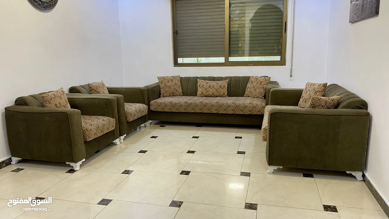 طقم كنب 7 مقاعد و طاولة تلفزيون و دورسوار بمراية