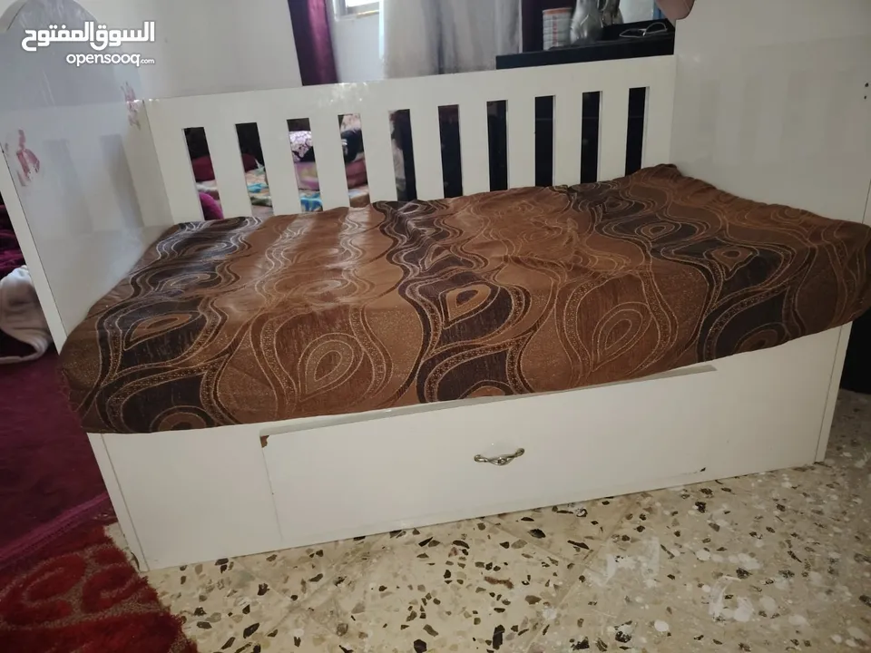 تخت بيبي تفصيل خشب ثقيل مع درج وكاله