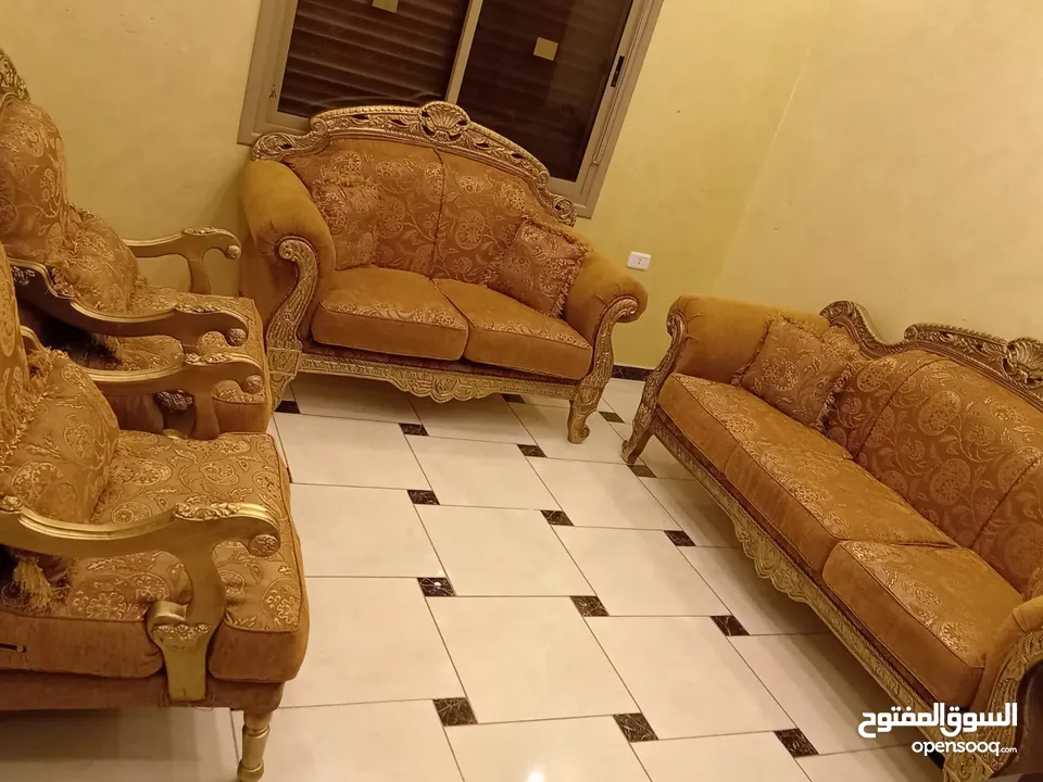طقم كنب New classic استيرادمصري تفصيل9 مقاعدمصنوع من اجود انواع الخشب الزان الصلب  بالكامل