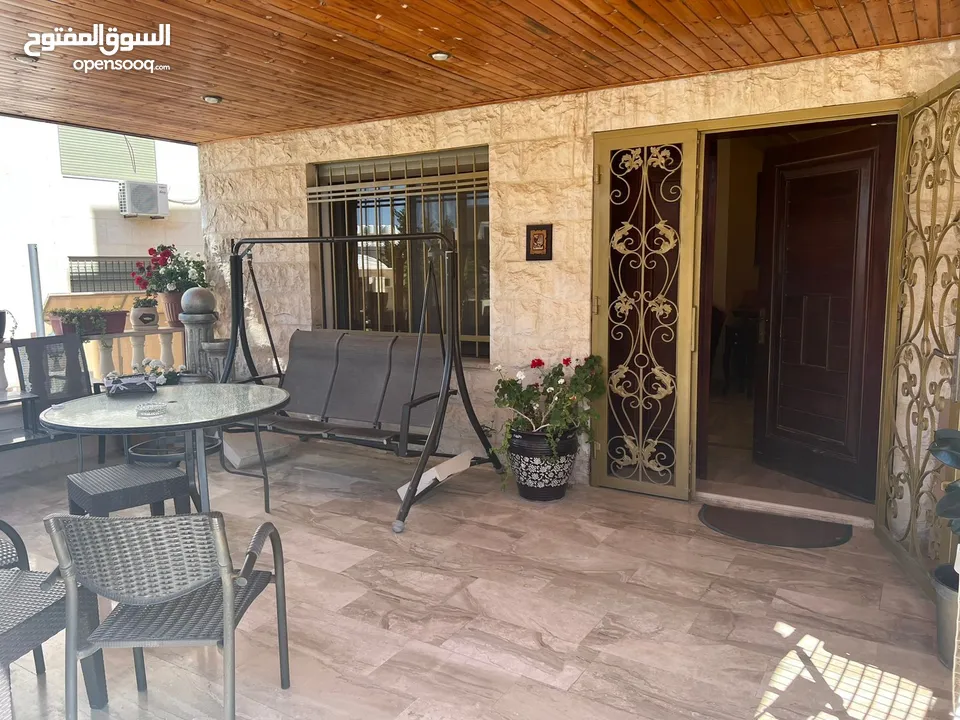 شقة للبيع في أجمل مناطق عمان في تلاع العلي الشمالي بإطلالة خلابة و تصميم ولا أروع و بمساحات 180م