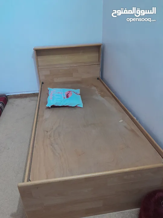 سرير خشبي للبيع
