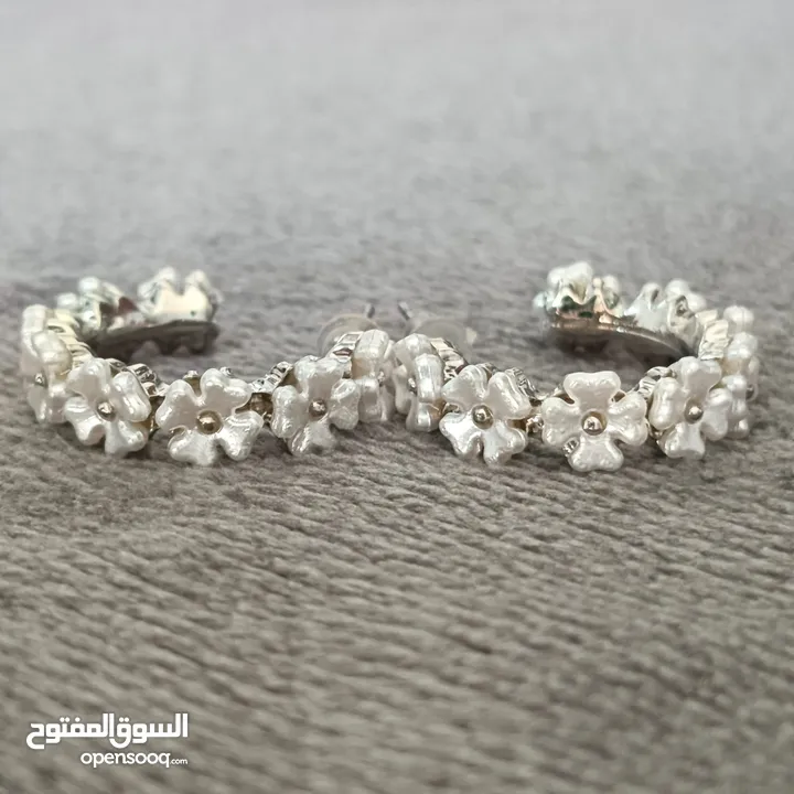 طقم حلق أنيق لون فضي مع زهور لون لؤلؤي