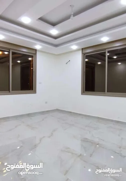 شقة مميزه مساحتها 160م او مع روف 200 م في الحي الشرقي