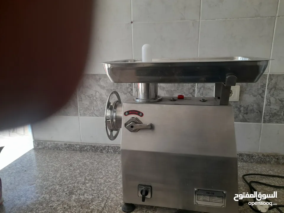 ماكنة فرم لحمة وكفتة بحالة ممتازة  للبيع