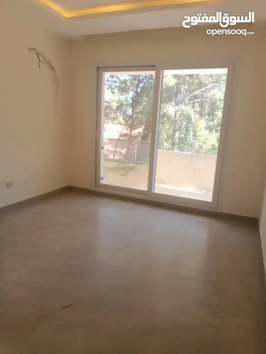 شقة فاخرة - لم تسكن - الرابية - 4نوم 2ماستر - 220م - بإطلالــــه مميزة - قرب الخدمات - موقع هادئ