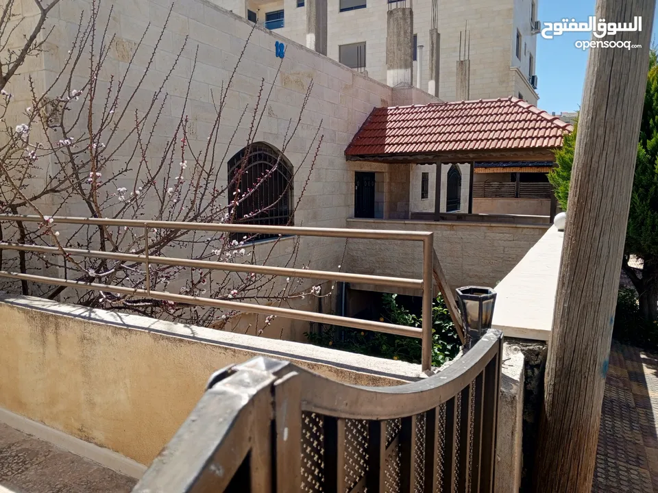 بيت مستقل طابقين مع حديقة للبيع  قريب من الخدمات ابو السوس
