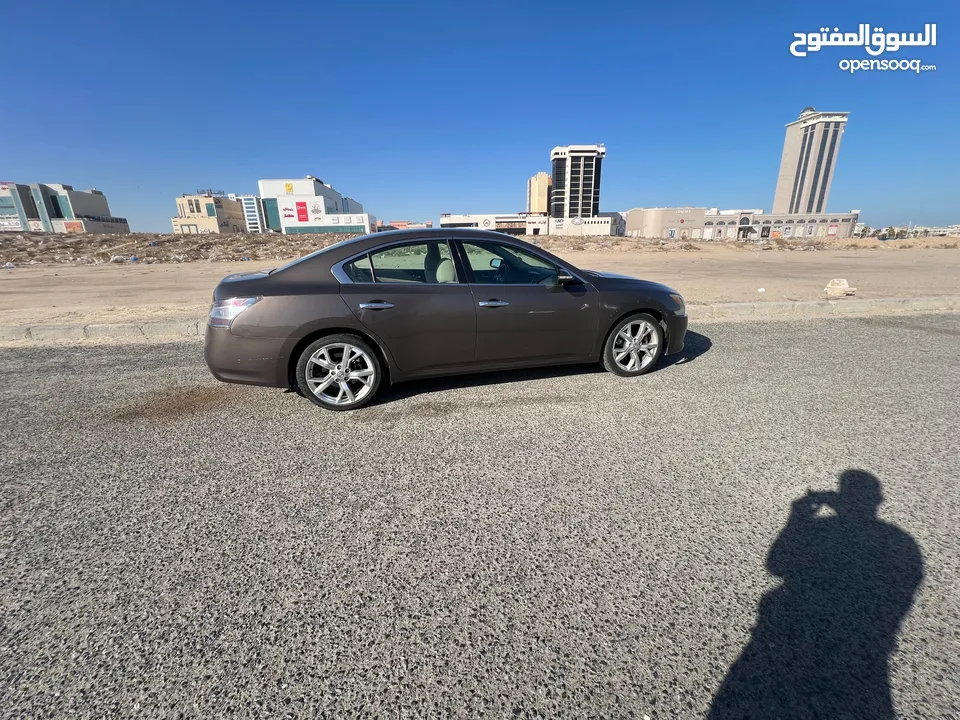 Nissan Maxima, brown color, made in 2014.