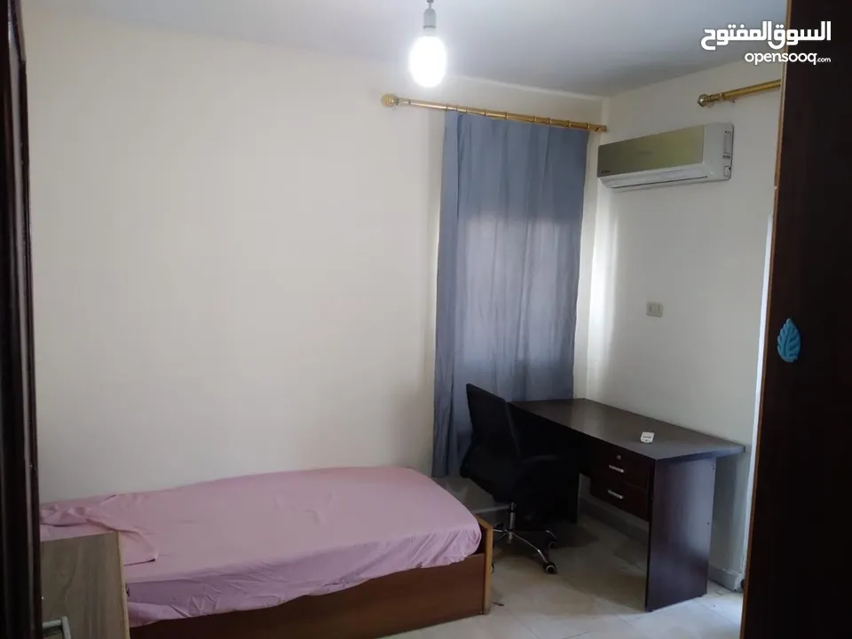 شقة مفروشة للإيجار في إربد – موقع مميز قرب مجمع عمان الجديد مناسبة للطلاب أو الطالبات