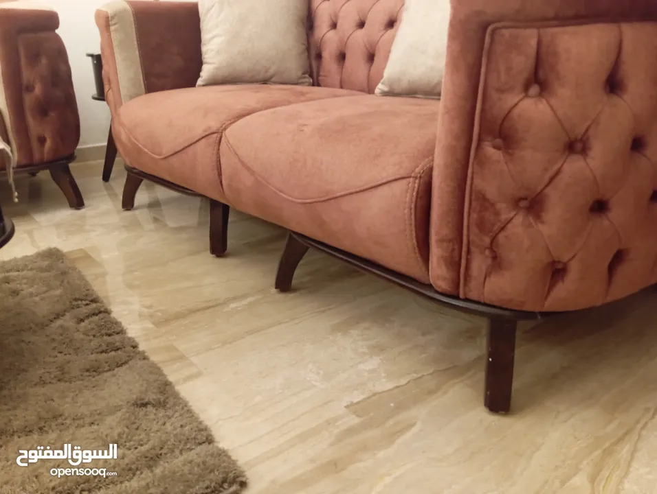 طقم كنب ضيوف فاخر و طاولة سفرة وطاولة وسط