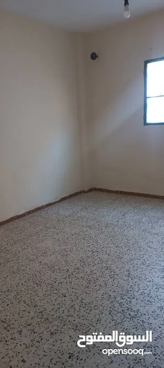بيت للبيع.