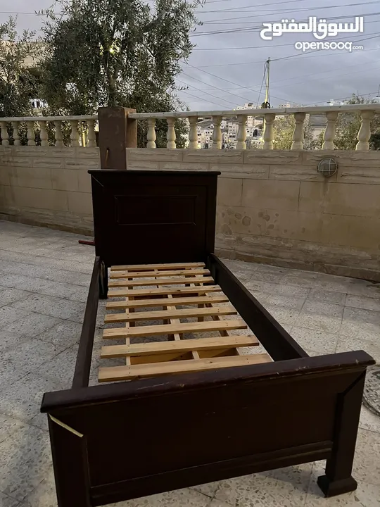 سرير خشب زان مفرد لون بني بحاله ممتازة
