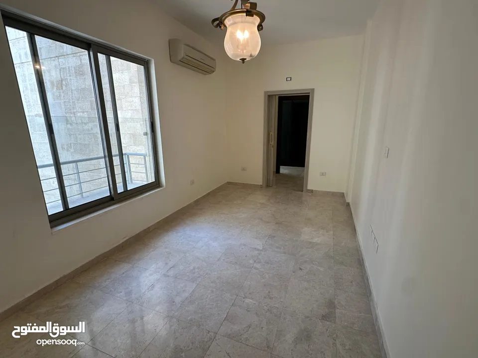 شقة طابقيه غير مفروشة للايجار في الدوار الرابع  ( Property 38360 ) سنوي فقط