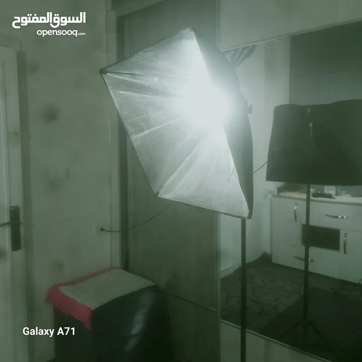 رينج لايت احترافي بالإضافة لسوفت بوكس معهم حقائبهم وستاند طويل وستاند قصير