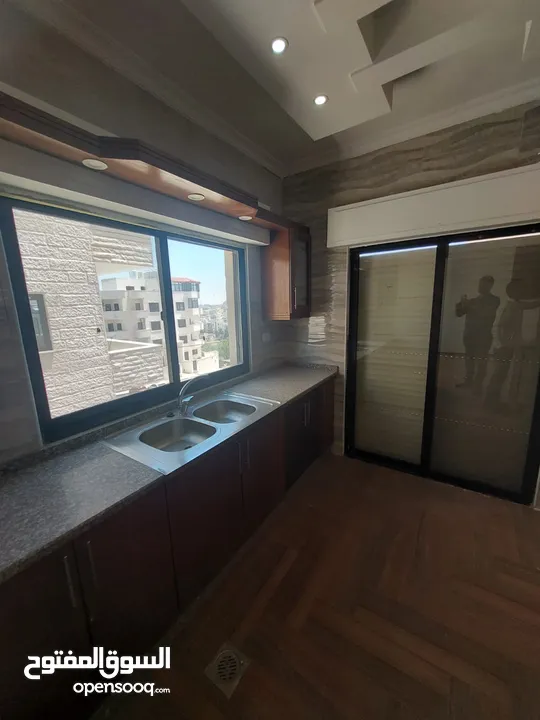 شقة بالبنيات طابق اول يمين