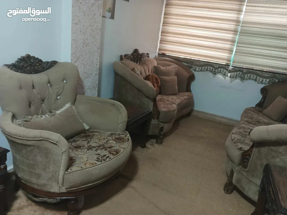 طقم كنب بحالة ممتازه خشب زان