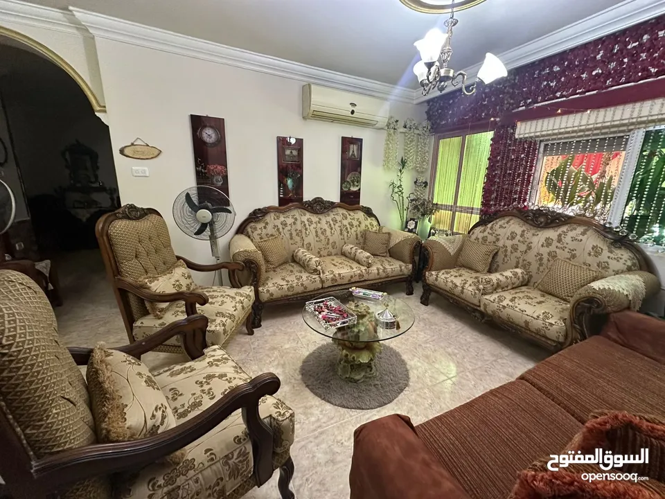 طقم كنب بحال الوكالة ونوع خشب زان