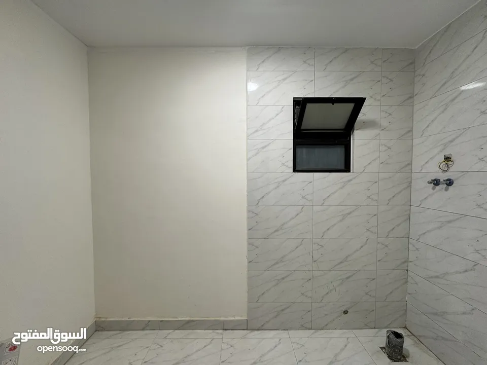 شقه شبه ارضي مميزة مساحة 240م مع تراس 200م بسعر مميز (مشروع 112)