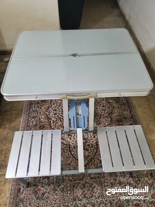 طاوله مع اربعة كراسي تصلح للرحلات والحدائق