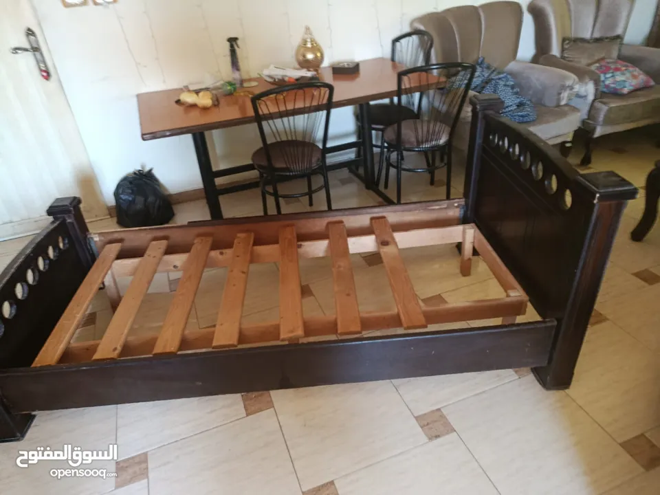سرير خشب لاتيه عدد 2 للبيع نفس الشكل