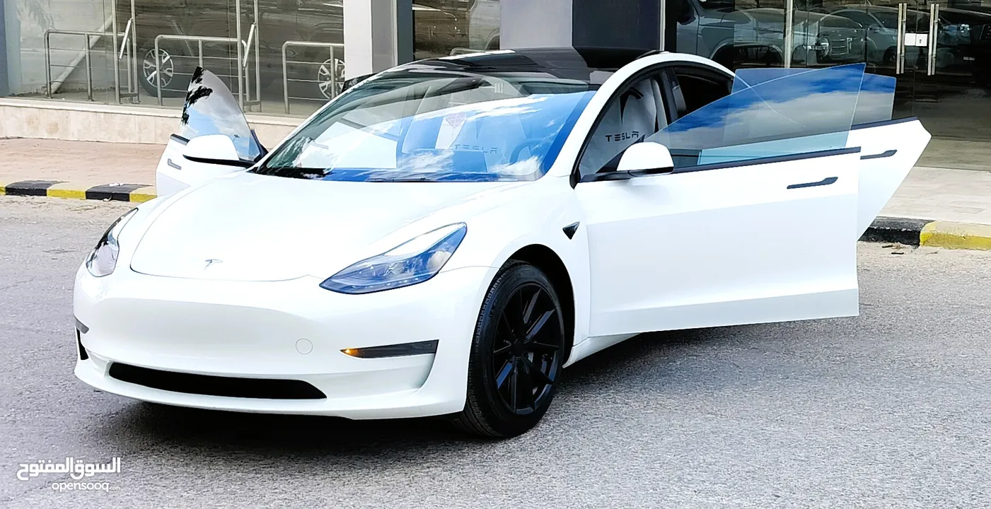 تيسلا 2022 model 3 بحالة الوكالة فحص كامل اوتوسكور +B لون مميز في الحرة للبيع بسعر لقطة ومحرووووق