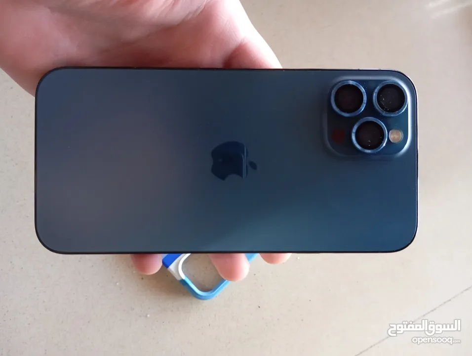 جهاز ايفون 12 برو ماكس مستعمل بحاله ممتازه للبيع مع كافر اثنين و سماعة ايفون اير بودز و شاحن