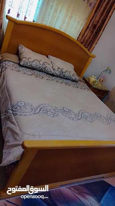 غرفة نوم تفصيل خشب لاتيه كلفت 1500 البيع حاليا 300دينار مكونه من تخت خزانه وكومدينه تنين وبيرو