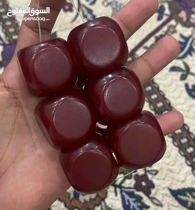 نشتري مكعبات الكهرمان القديمة