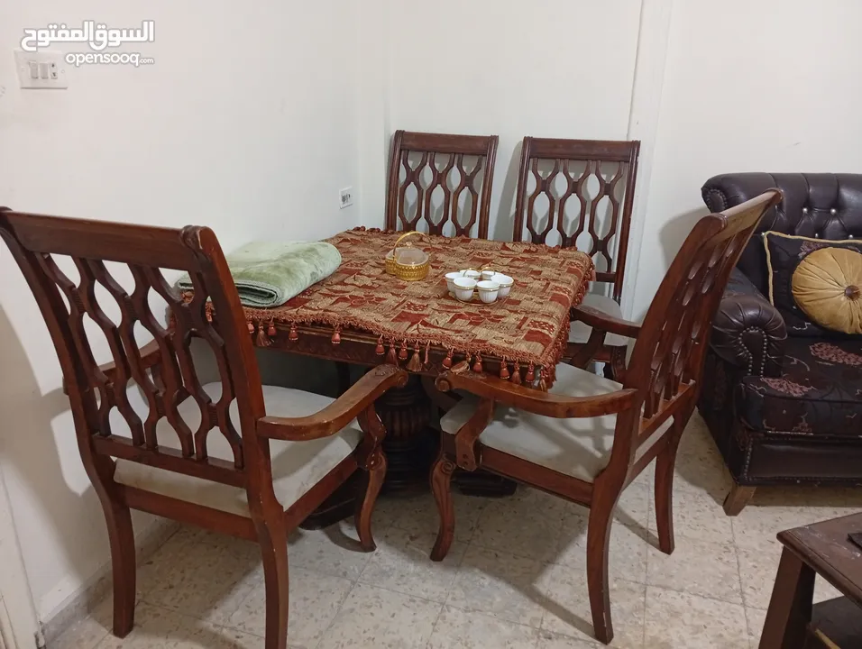 طقم كنب مع طاولة سفرة واربع كراسي
