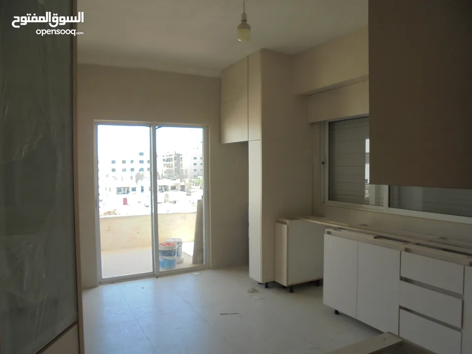 شقة خلف مديرية الامن العام وجامعة البتراء 200م مربع للبيع (3 دقائق عن شارع المطار)