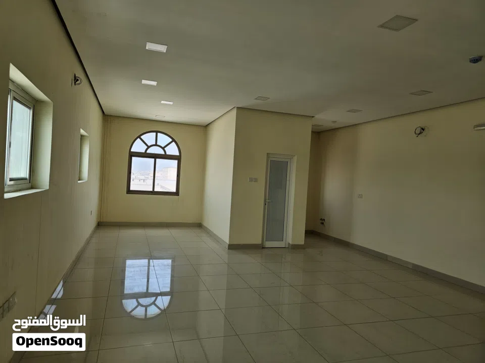 مكتب للايحار في سلماباد الجديدة قرب المدينة للزجاج