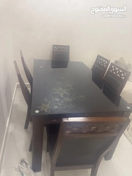 طاوله سفره بحاله جيده جدا خشب زان وكراسي عدد6جلد ما فيها شيء  نظيفه جدا وعليها سكريت