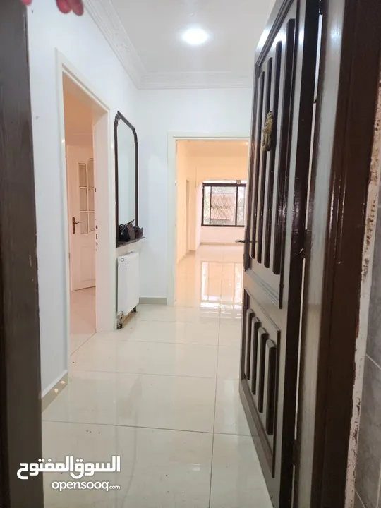 شقة للبيع في الجندويل قرب فندق لارسا