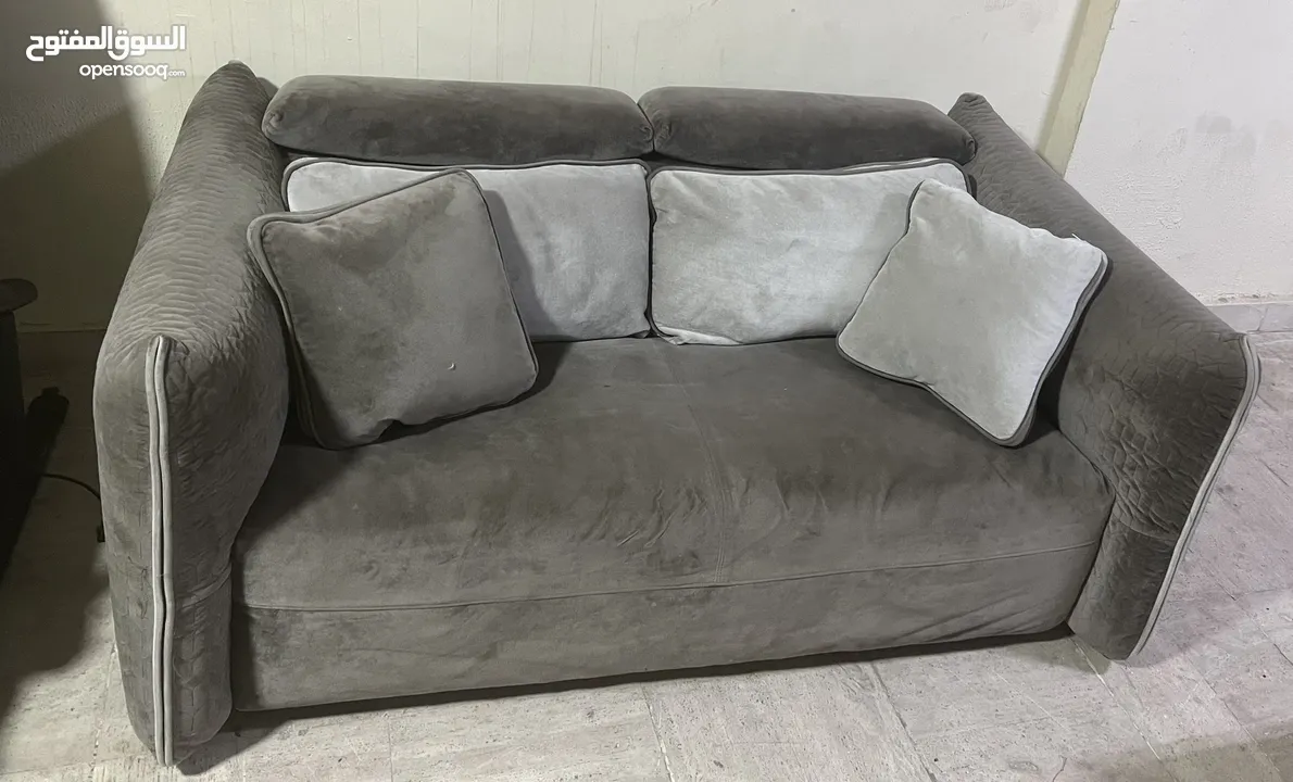 ‎3 + 2   لون جردوني نظاف  عدد Sofa  2  صنع امريكي من ابيات