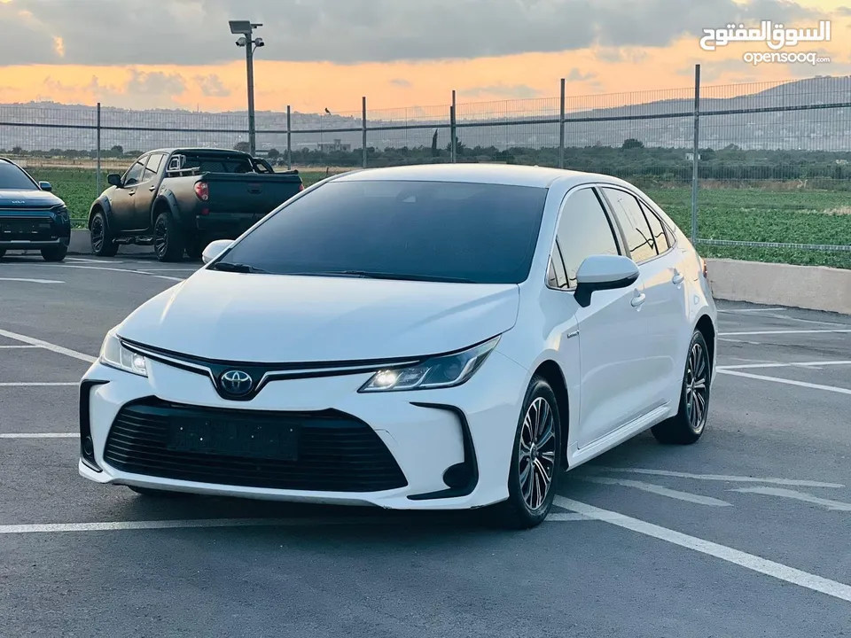 تيوتا كورولا هايبرد ترخيص 2022 فل بدون فتحة مميزة  ماتور 1800cc ( بنزين + كهرباء) 170Hp