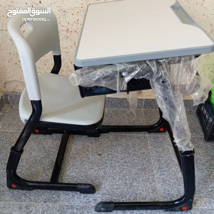 طاولة مع كرسي للدراسة