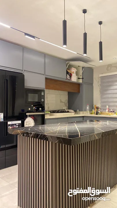 بار خشبي حجم كبير بحالة ممتازة