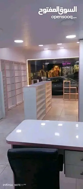 ديكور محل اكسسوارات خشب  يصلح لعدة مصالح مع ستاندات حديد وخشب وهوكات بحالة الجديد