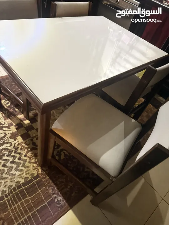 طاولة مع 4 كراسي