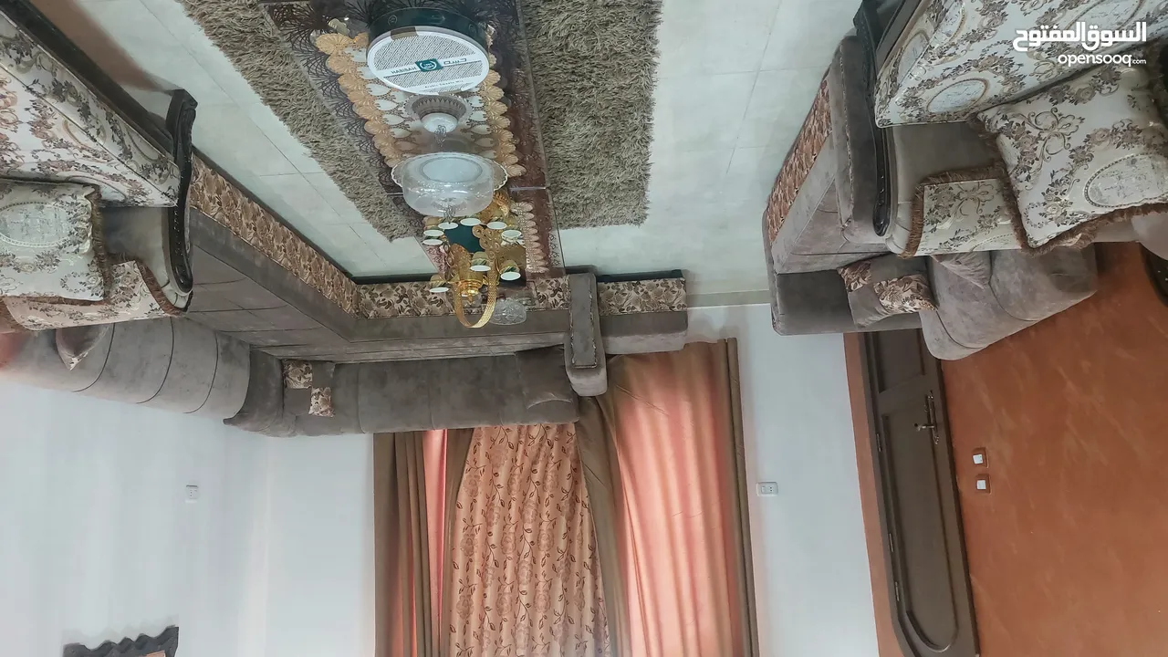 للبيع طقمين كنب جلوس أحدهما أحرف زان