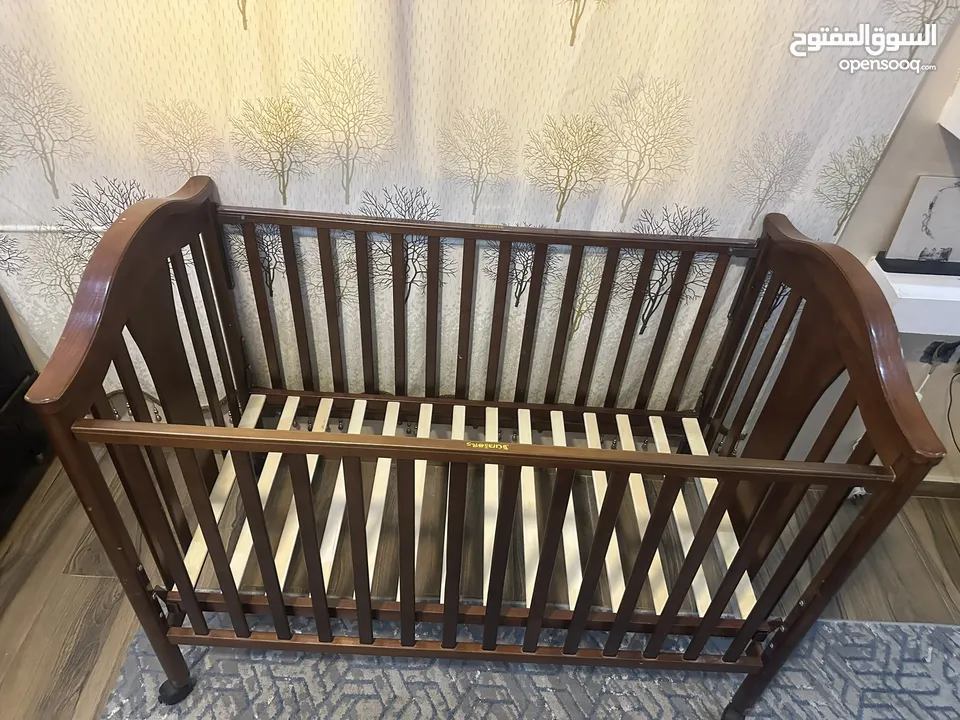 سرير اطفال خشب بني مع فرشة متر ماركت جونيور مقاس الطول 130والعرض 70 Junior  baby bed - (236553642) | السوق المفتوح
