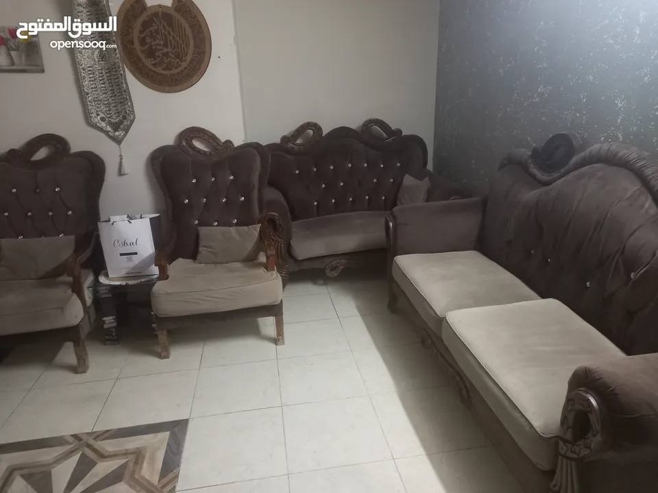 طقم كنب بحال الوكاله يتكون من 8 مقاعد لايوجد كسر ولاخدش البيع لدواعي السفر والتواصل عبر الوتس اب