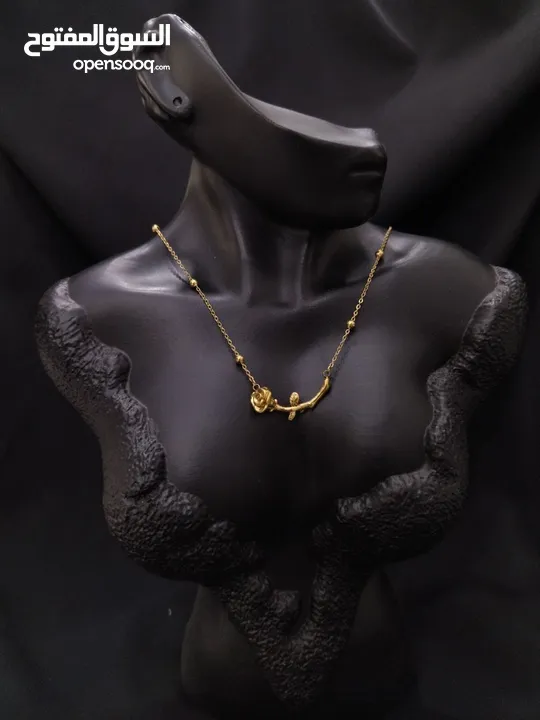 سوار ذهبي فاخر بتصميم أنيق ومميز