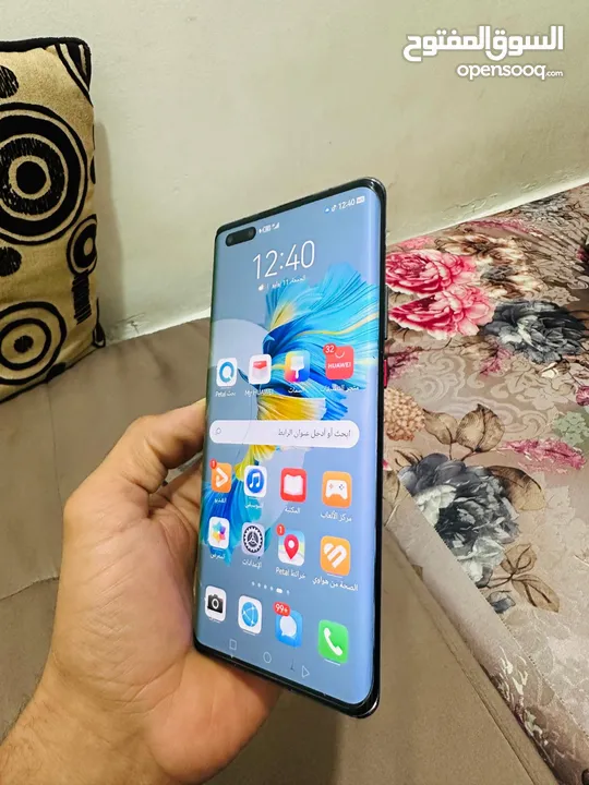 ميت 40 برو مع الشاحن معفي ضريبة حمايه في الظهر فيه خبطه في الشاشه لا تأثر على الاستعمال 256جيجا 5G