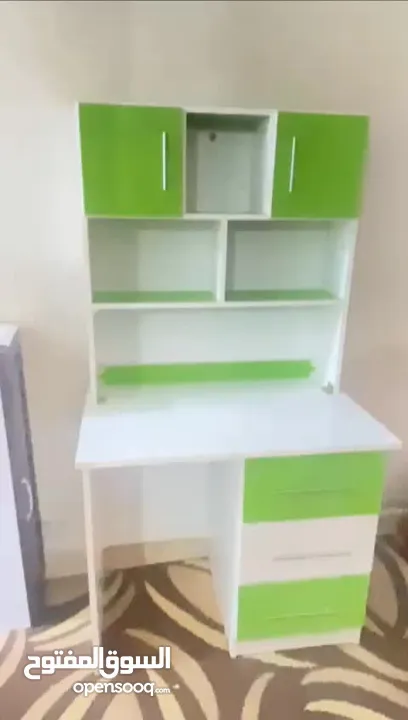 مكتب دراسة أنيق وحديث - تصميم عملي وألوان مبهجة.